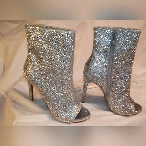 Steve Madden Shoes - Sold out every where. PRISTINE LIKE NEW STEVE MADDEN DISPUTE-R RHINESTON…